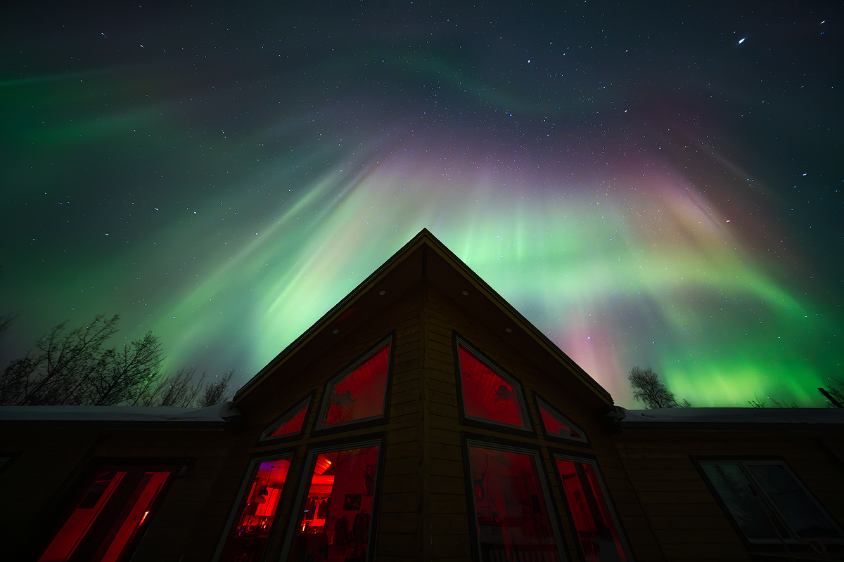 What to expect on aurora tour green and pink northern lights over Face The Outdoors private aurora lodge guided aurora experience deep in Alaska's interior