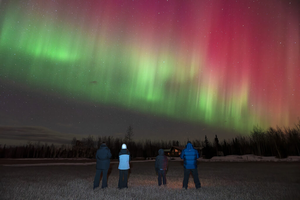 Northern lights camera vs naked eye — Kp 5 aurora display showing vivid green and violet colours visible to dark-adapted observers near Fairbanks Alaska